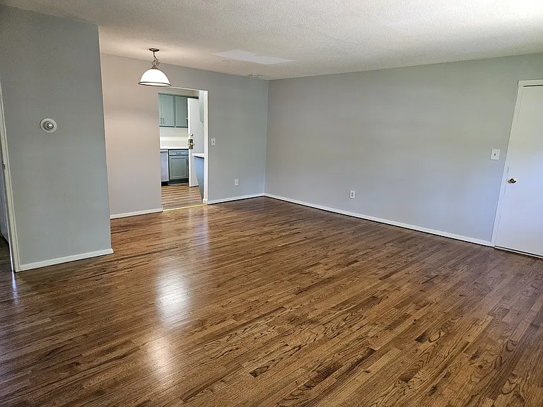 Living room picture 1
Newly refinished oak floors throughout