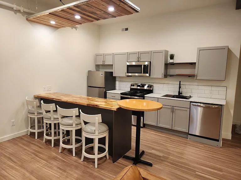 303 Congress Ave #5 — Photo 4