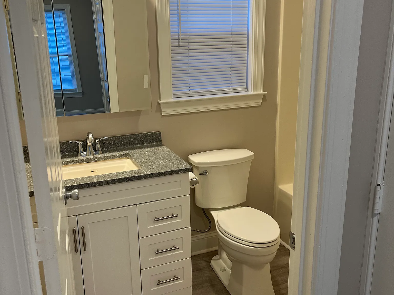 2 bed, 1000 sqft, $1,695 — Photo 4