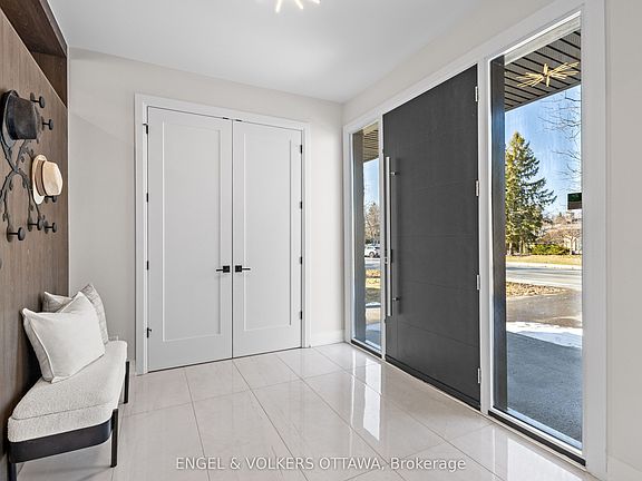 5th image of 736 Sherbourne Rd