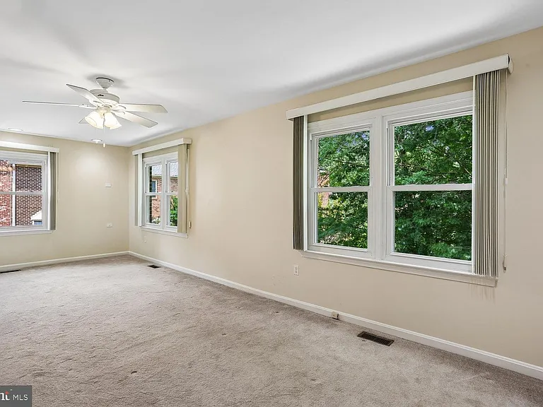 7561 Heatherton Ln — Photo 18