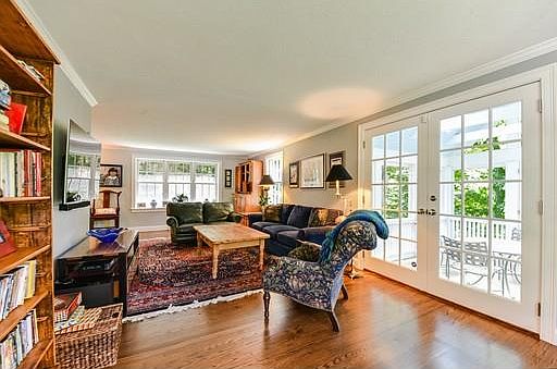 4th image of 33 Knollwood Dr