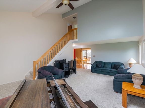 4th image of 8 Alicia Cir