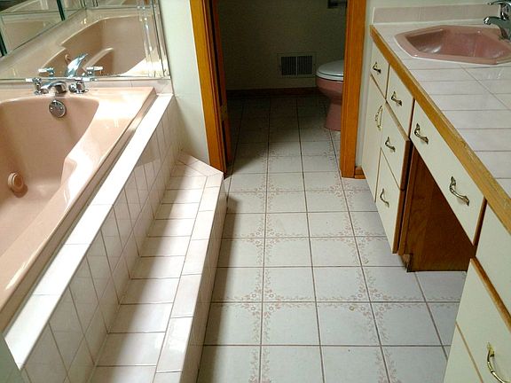 5th image of 1724 Heather Hill Cres