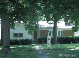 119 S Cedar St, Nokomis, IL 62075