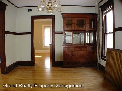 3rd image of 2826 Polk St NE