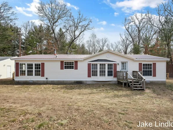 7924 Powell Dr, Howard City, MI 49329