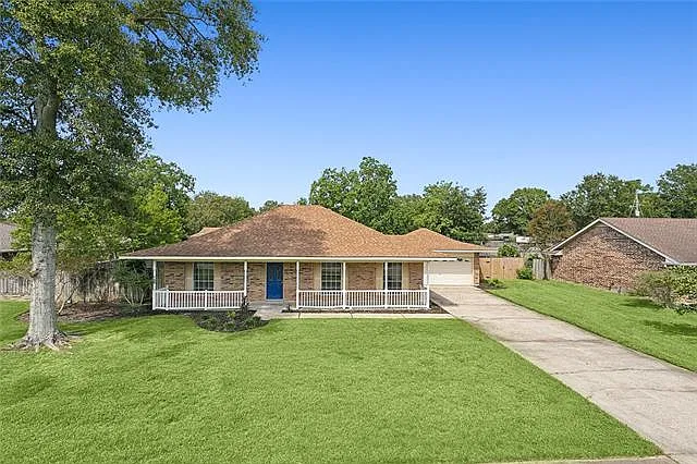 4 bed, 2.0 bath, 2290 sqft, $2,200 — Photo 2
