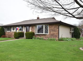 3320 E Woodview Ave, Oak Creek, WI 53154