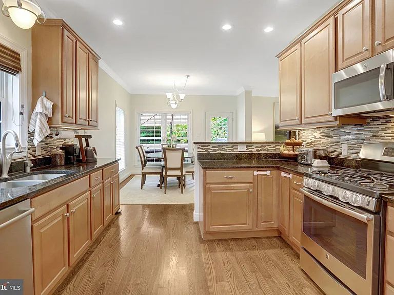 2862 Rosemary Ln — Photo 15
