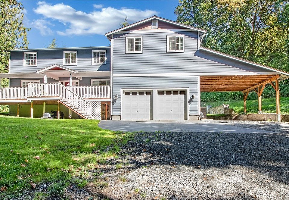 Welcome Home to this amazing home on 5 acres! 3200 Sq.Ft. 3-bed, 3-bath and all the privacy you can handle! Backs up to 100's of acres of timber land as well and just minutes to town!