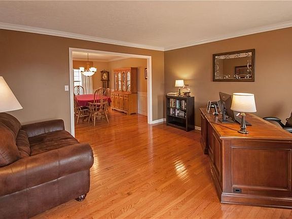 3rd image of 164 Autumn Hill Dr