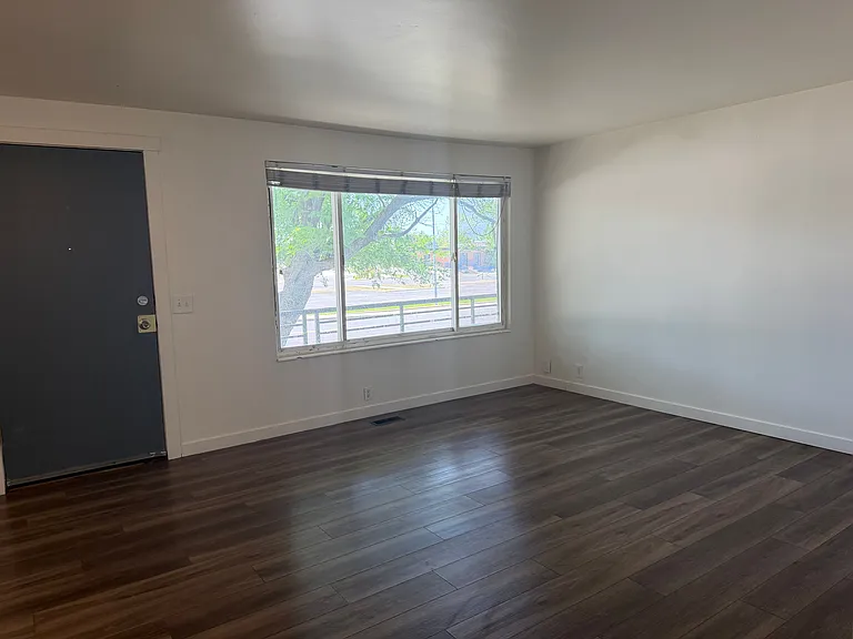 895 E Arrowhead Ln — Photo 6