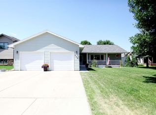 408 21st St SW, Minot, ND 58701