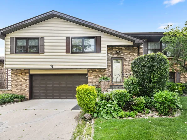 130 Mockingbird Ln, Wheeling, IL 60090