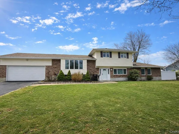 10 Wisteria Way, Commack, NY 11725