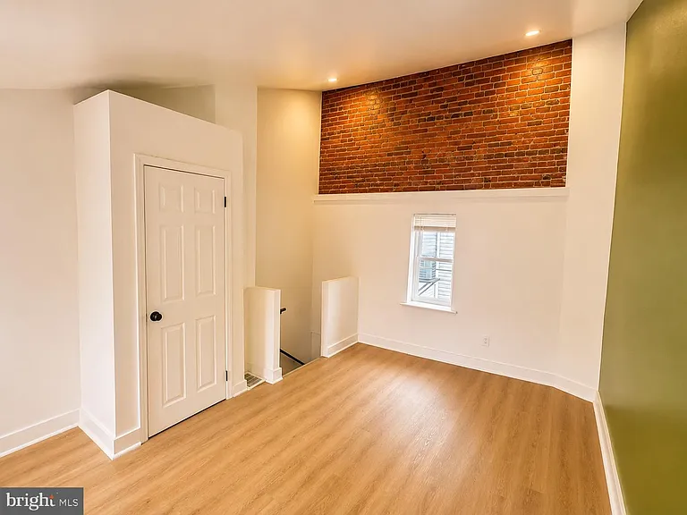 109 W Thompson St — Photo 12