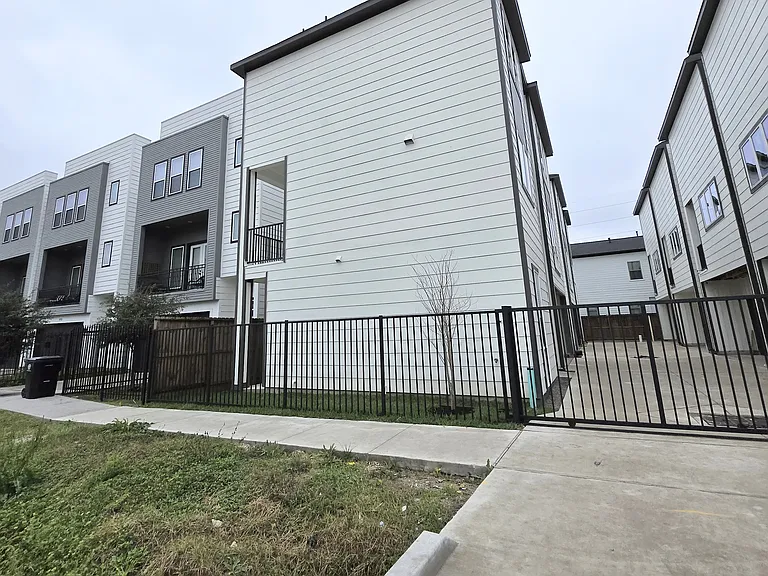 2706 Nagle St — Photo 56