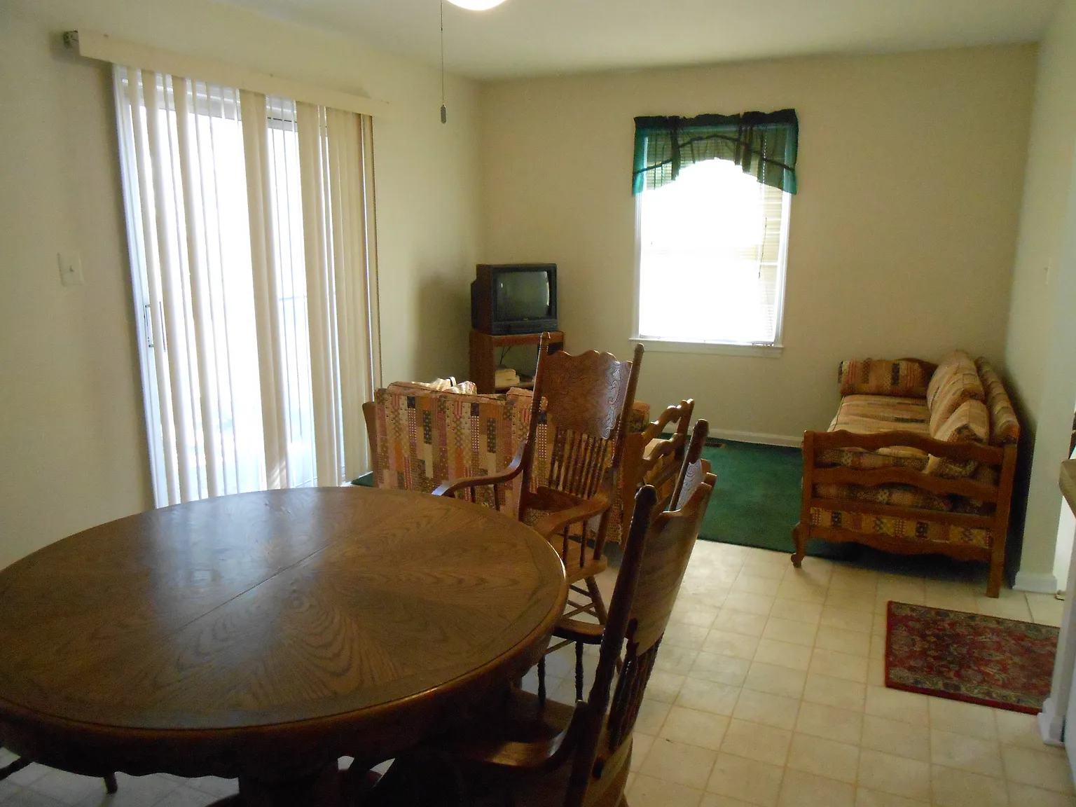 4 bed, 1980 sqft, $995 — Photo 3