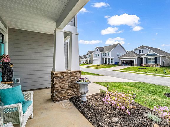 3rd image of 383 Fox Cove Rd