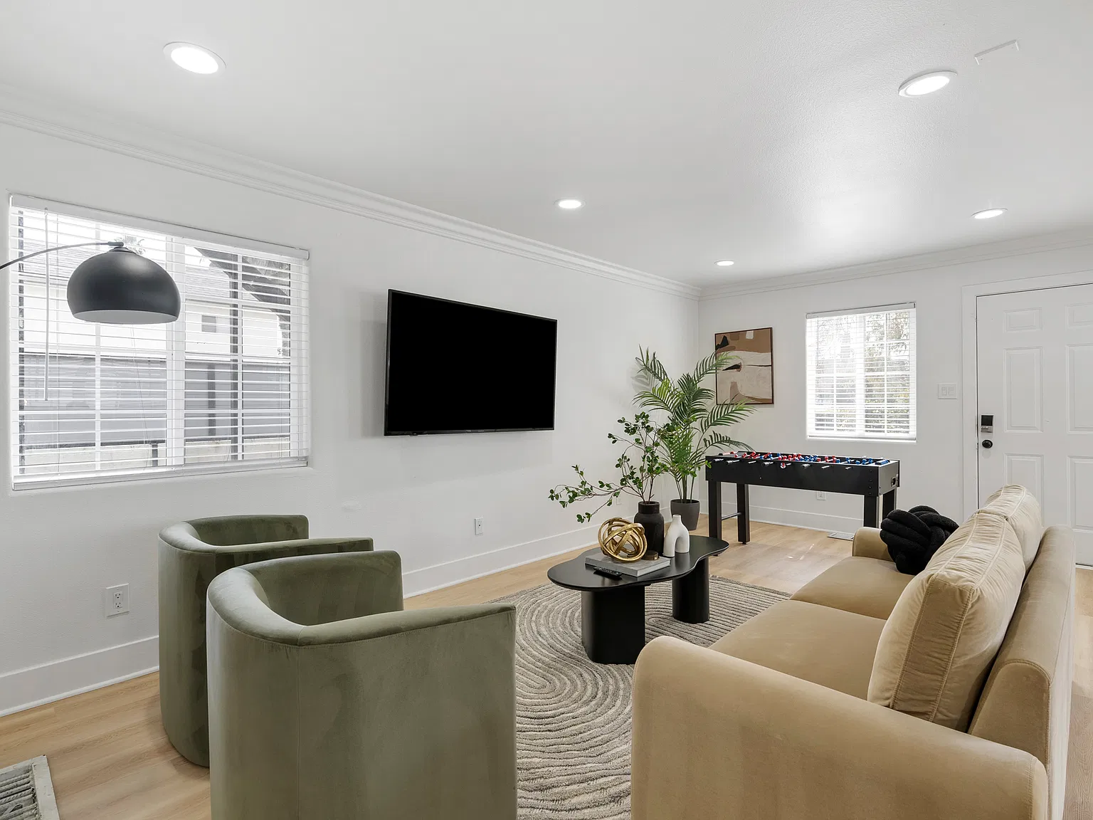 4 bed, 2628 sqft, $8,200 — Photo 3