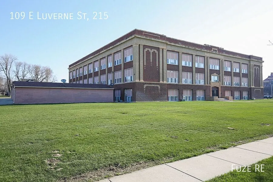 Building Photo - 109 E Luverne St #215