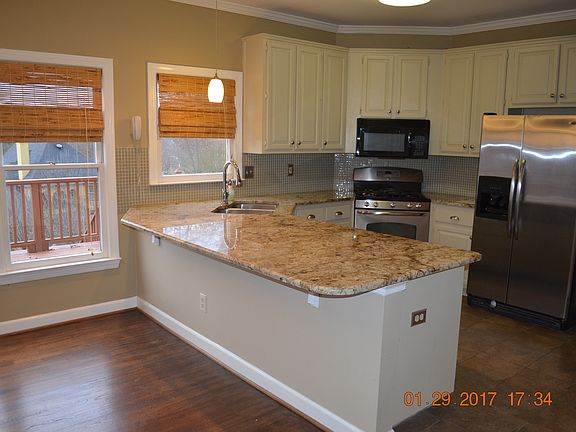 Kitchen w/ granite counter & stainless appliances