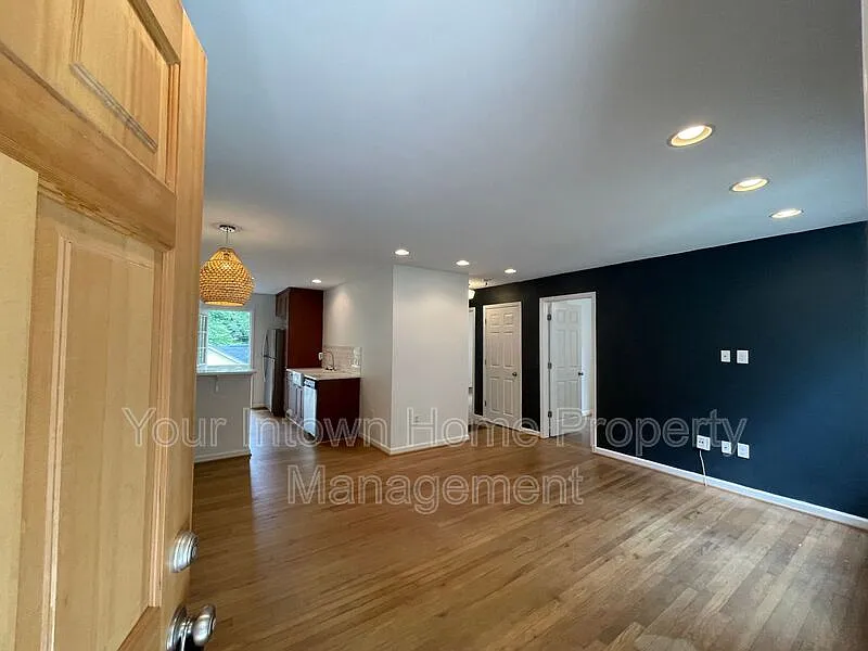 2 bed, 1.0 bath, 800 sqft, $2,000 — Photo 2