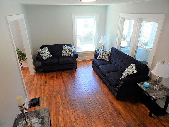 3rd image of 816 Temple St SE