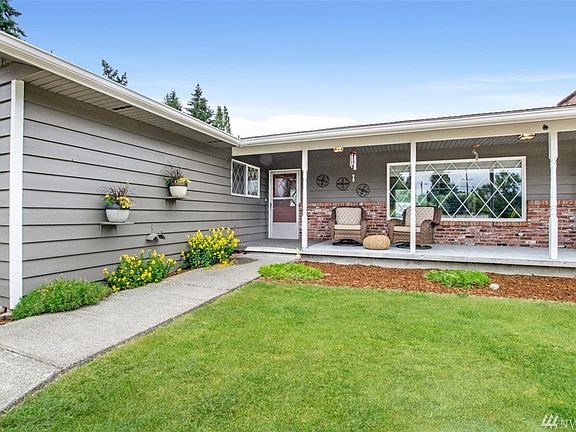 Nice covered front porch welcomes you, C'mon in!