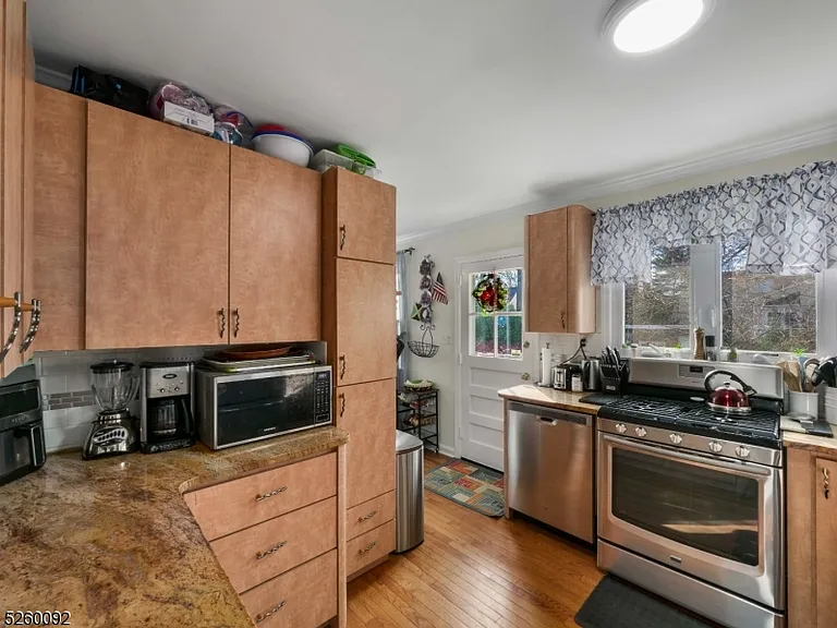 135 Hawthorne Ave — Photo 9