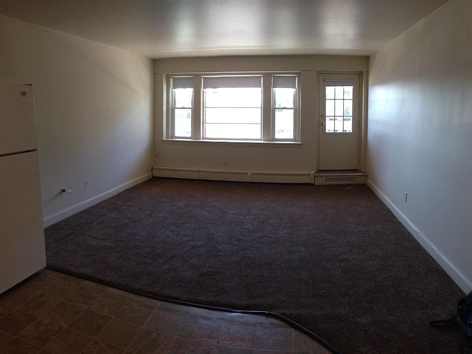 2nd image of 7 Roberts Dr APT 2