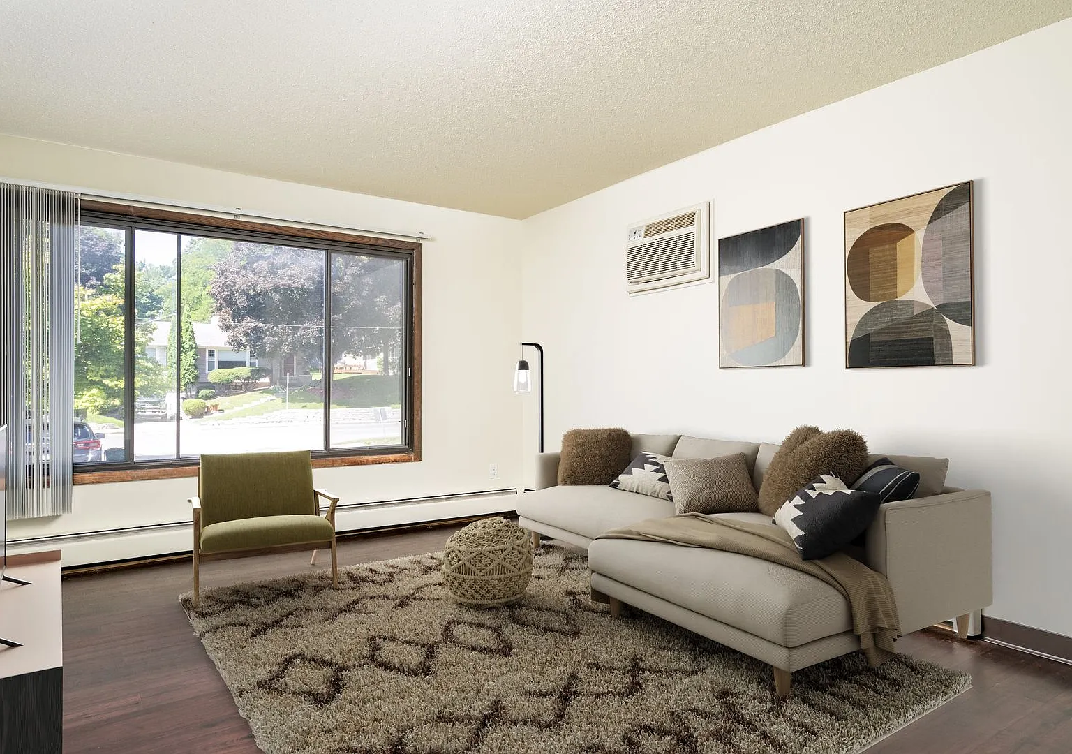 Xerxes Manor Apartments — Photo 1