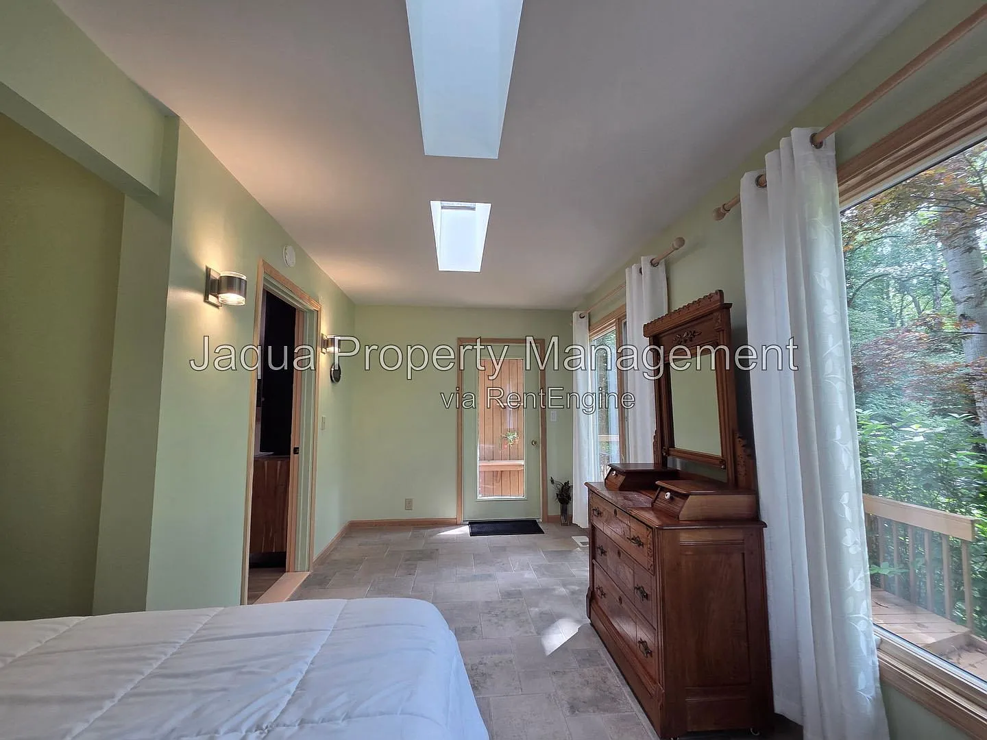 2 bed, 1.0 bath, 1850 sqft, $2,500 — Photo 3