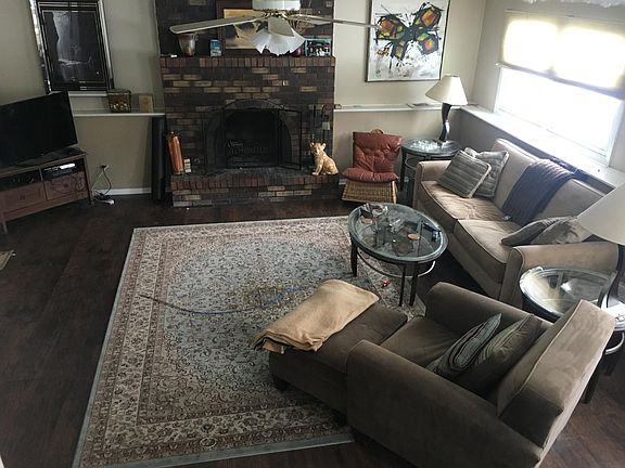 Family room w fireplace