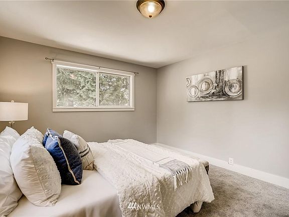 4th image of 11017 17th Ave NE #A