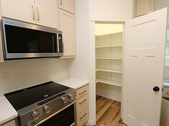 5th image of 1007 8th Ave NE