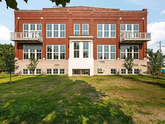 2nd image of 400 Webster St #2B