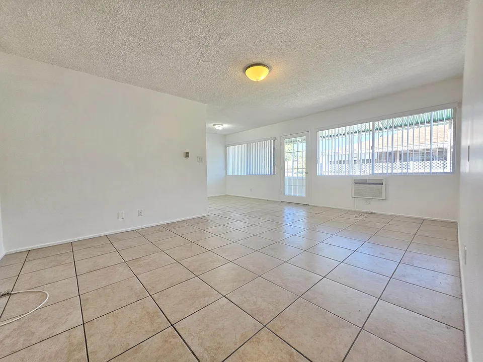 6654 Wilkinson Ave #4