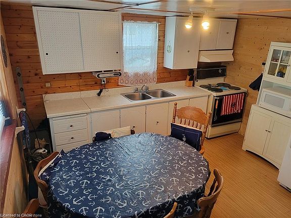 5th image of 1072 Lakeshore Rd