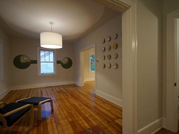 3rd image of 1555 Springlawn Ave