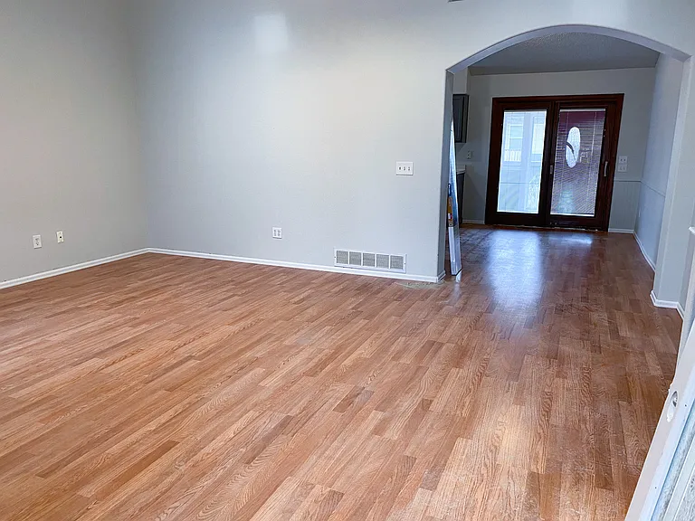 809 Marshall Dr — Photo 2