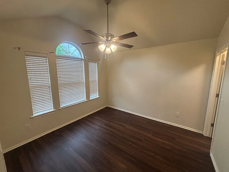 912 Cavecreek St — Photo 10