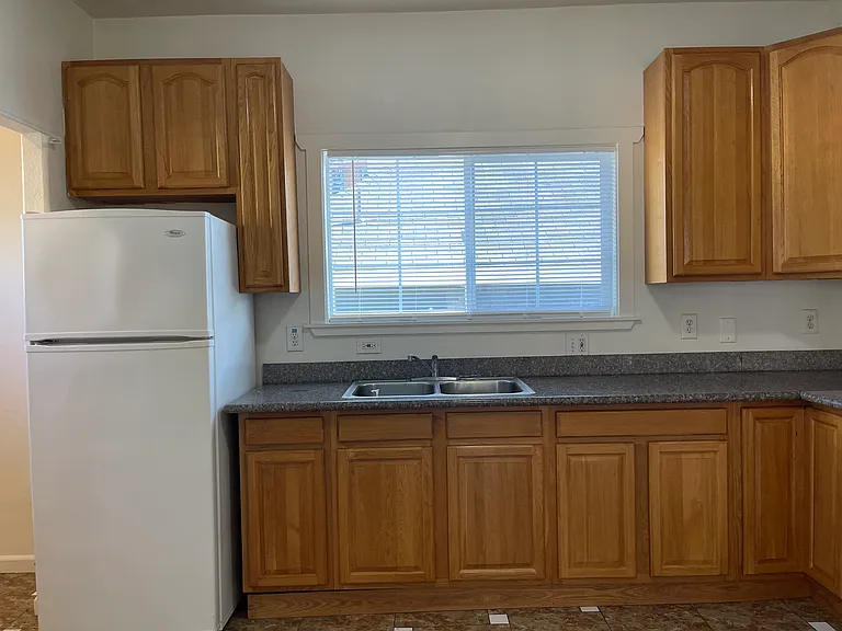 682 W Macarthur Blvd — Photo 7