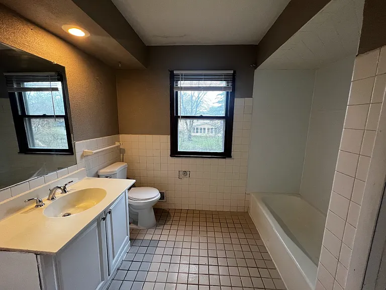 7725 Tessman Dr N — Photo 10