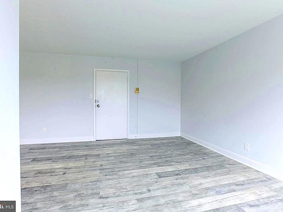 3rd image of 1031 Michigan Ave NE APT 204