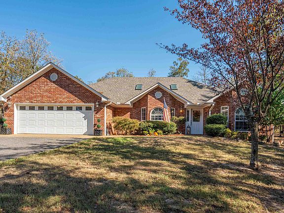 3rd image of 828 Lakeshore Dr
