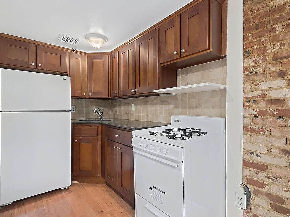 2nd image of 221 Saint Johns Pl APT 3