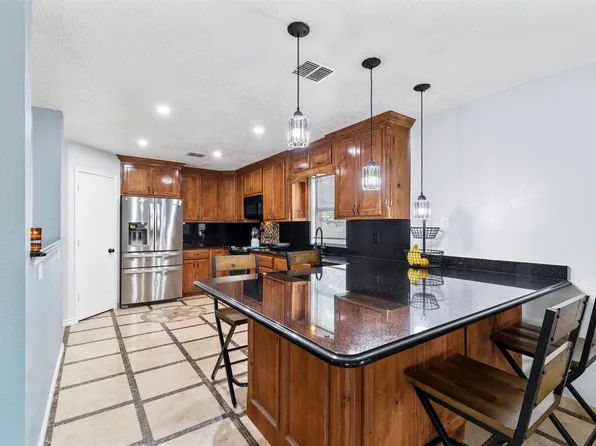 614 Pondview Dr, Cedar Hill, TX 75104