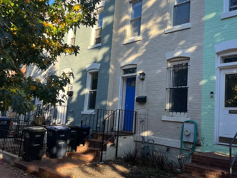 421 Warner St NW — Photo 1